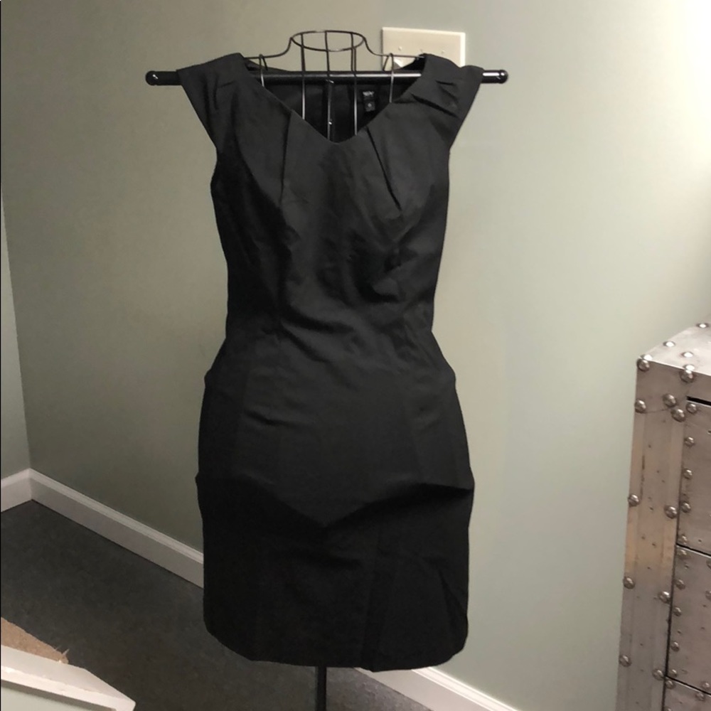Black sleeveless dress